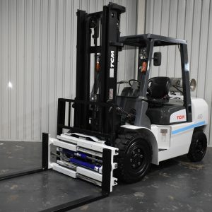 Used TCM FG40T3 4 Tonne LPG Forklift with Wide Fork Positioning Clamp Attachment For Sale